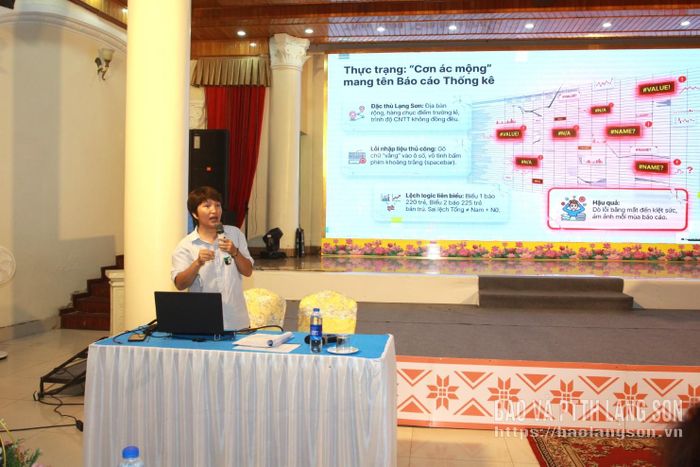 Giảng viên lên lớp chuyên đề Ứng dụng trí tuệ nhân tạo (AI) trong kiểm tra, đối chiếu và xử lý dữ liệu thống kê giáo dục mầm non