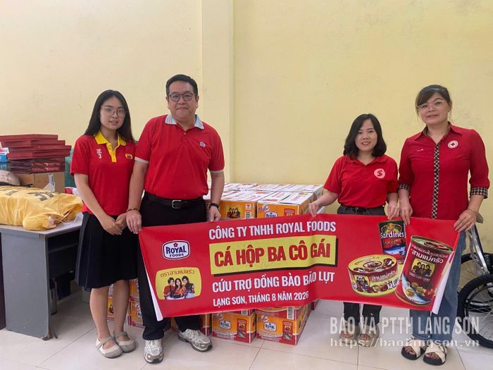 Đại diện Hội Chữ thập đỏ tỉnh tiếp nhận hàng hỗ trợ từ Công ty TNHH Royal Foods Nghệ An, Việt Nam
