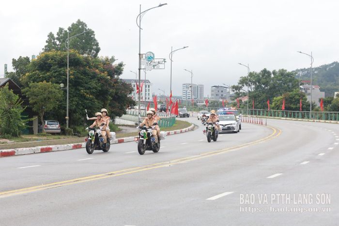 Lực lượng CSGT diễu hành tuyên truyền đảm bảo ATGT trên các tuyến phố chính