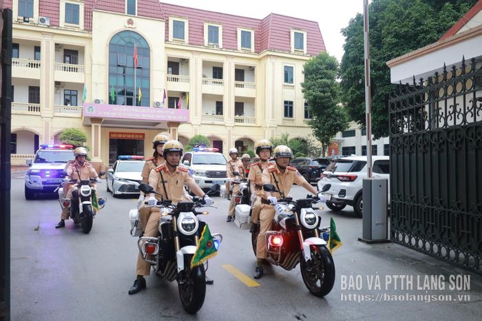 Lực lượng CSGT Lạng Sơn ra quân đợt cao điểm tổng kiểm soát, xử lý phương tiện kinh doanh vận tải