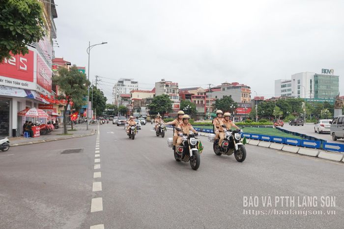 Lực lượng CSGT diễu hành tuyên truyền đảm bảo ATGT trên các tuyến phố chính