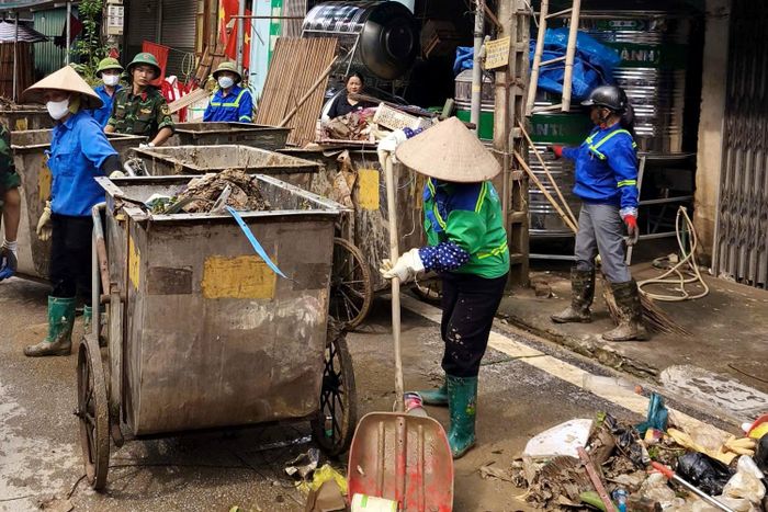 Nhân viên của Công ty TNHH Tâm Đức thực hiện thu gom rác để vận chuyển đến nơi xử lý