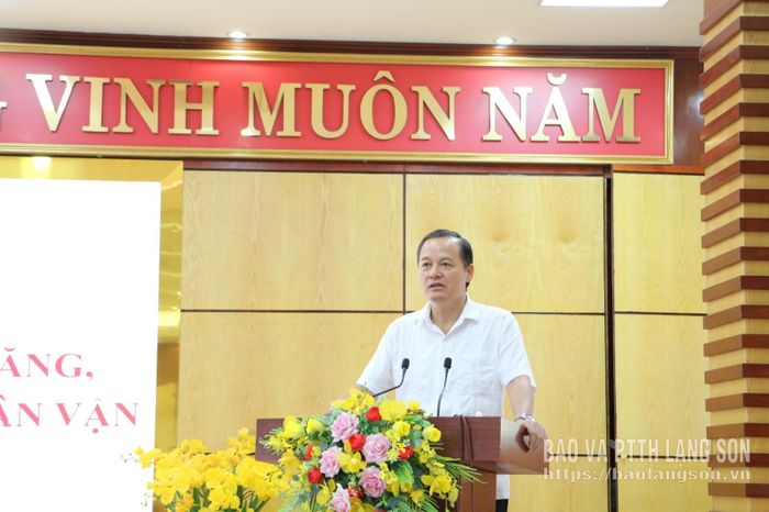 Đồng chí Phùng Quang Hội, Ủy viên Ban Thường vụ Tỉnh ủy, Bí thư Đảng ủy phường phát biểu tại hội nghị