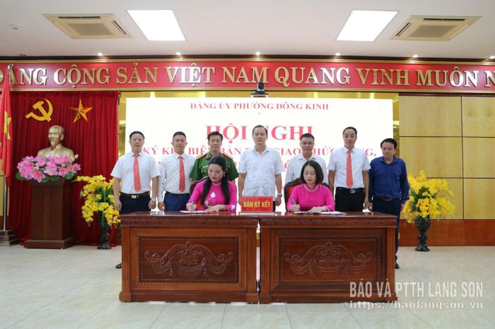 Lãnh đạo Ban Xây dựng Đảng và Ủy ban MTTQ Việt Nam phường thực hiện ký kết biên bản bàn giao