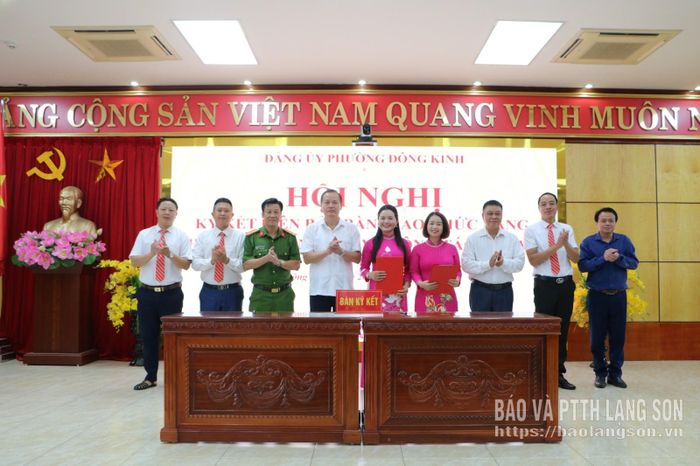 Các đại biểu chụp hình lưu niệm tại hội nghị ký kết biên bản bàn giao chức năng, nhiệm vụ tham mưu về công tác dân vận