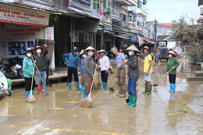 Người dân tham gia dọn dẹp vệ sinh môi trường