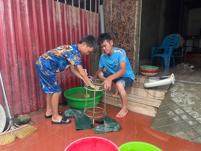 Người dân vệ sinh đồ dùng trong nhà 