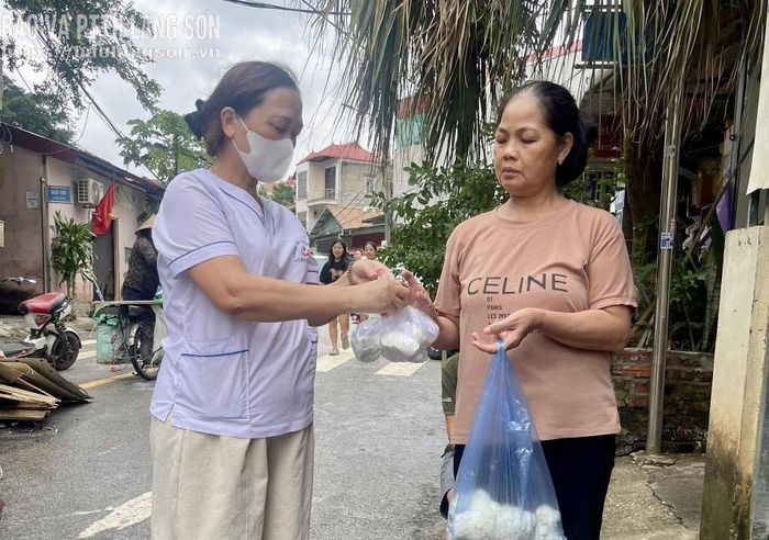Cán bộ Trạm Y tế phường Tam Thanh phát bột khử khuẩn và hướng dẫn người dân vệ sinh môi trường