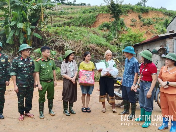 Lãnh đạo Uỷ ban MTTQ Việt Nam tỉnh, Hội Chữ thập đỏ tỉnh trao quà cho hộ dân bị ảnh hưởng bởi bão lũ tại xã Công Sơn