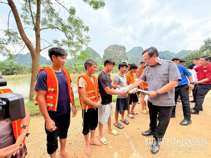 Lãnh đạo Uỷ ban MTTQ Việt Nam tỉnh trao quà cho các hộ dân bị ảnh hưởng bởi bão lũ tại xã Nhất Hoà