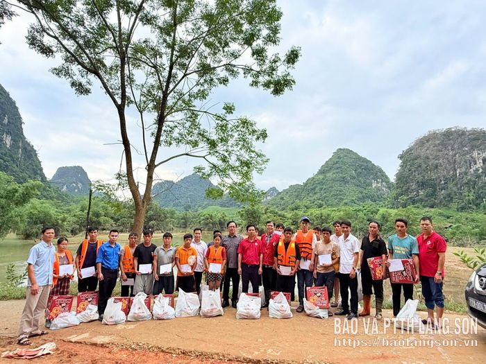 Lãnh đạo Uỷ ban MTTQ Việt Nam tỉnh, Hội Chữ thập đỏ tỉnh trao quà cho các hộ dân bị ảnh hưởng bởi bão lũ tại xã Nhất Hoà