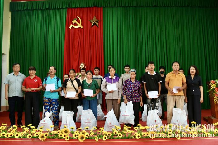 Lãnh đạo Uỷ ban MTTQ Việt Nam tỉnh, Hội Chữ thập đỏ tỉnh trao quà cho các hộ dân bị ảnh hưởng bởi bão lũ tại xã Tuấn Sơn