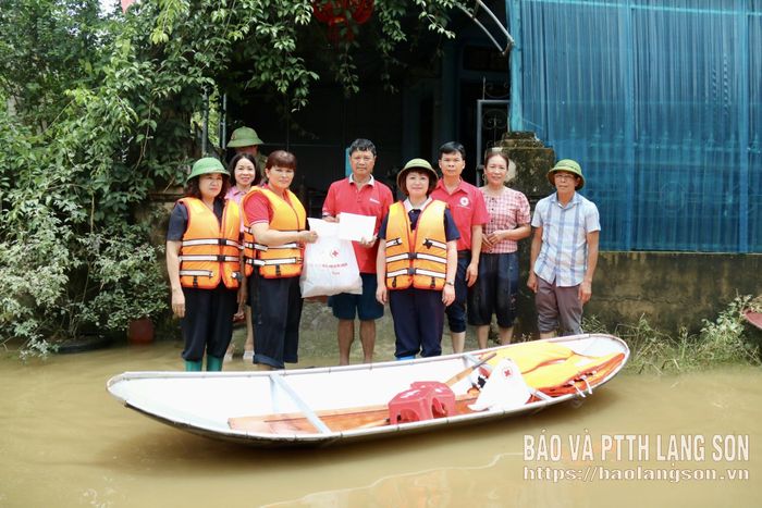 Lãnh đạo Uỷ ban MTTQ Việt Nam tỉnh, Hội Chữ thập đỏ tỉnh trao quà cho hộ dân bị cô lập bởi bão lũ tại xã Hữu Lũng