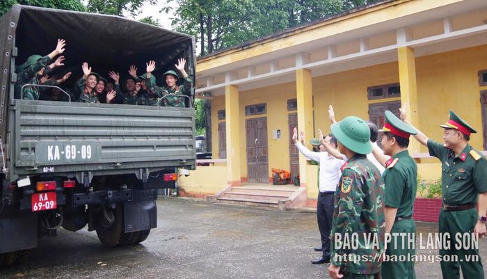 Lãnh đạo các phường, thủ trưởng Bộ Chỉ huy Quân sự tỉnh chia tay các cán bộ, chiến sĩ