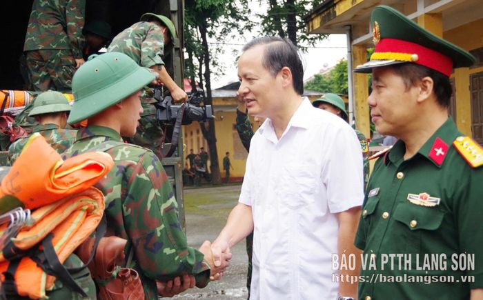 Đồng chí Phùng Quang Hội, Ủy viên Ban Thường vụ Tỉnh ủy, Bí thư Đảng ủy phường Đông Kinh chia tay cán bộ, chiến sĩ sau thời gian hỗ trợ tỉnh Lạng Sơn ứng phó, khắc phục hậu quả thiên tai