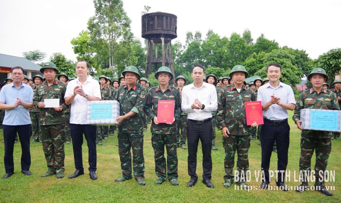 Lãnh đạo các phường tặng quà các cán bộ, chiến sĩ