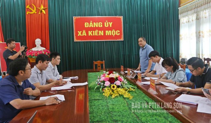 Lãnh đạo xã Kiên Mộc phát biểu trao đổi tạo buổi khảo sát