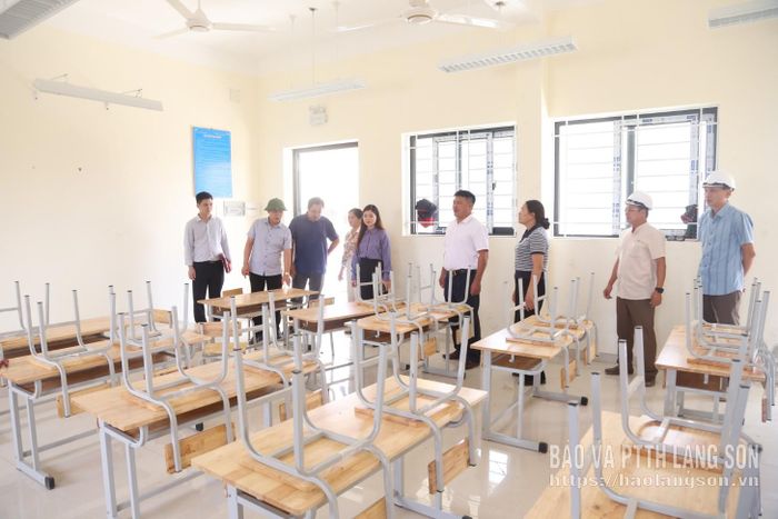 Đoàn khảo sát phòng học Trường Phổ thông nội trú Tiểu học và THCS Khuất Xá