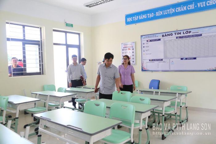 Đoàn khảo sát phòng học Trường Phổ thông nội trú Tiểu học và THCS Mẫu Sơn