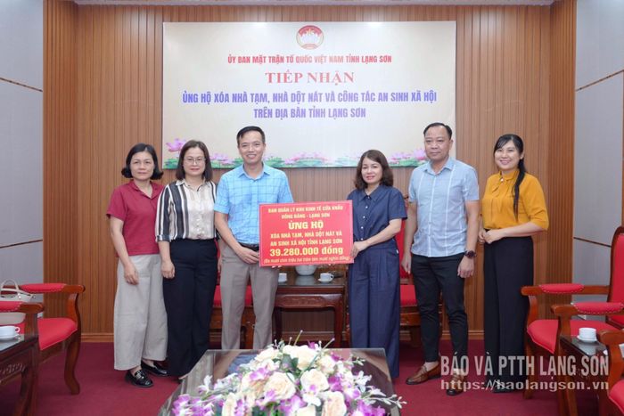 Lãnh đạo Ủy ban MTTQ Việt Nam tỉnh tiếp nhận kinh phí do Ban Quản lý Khu Kinh tế cửa khẩu Đồng Đăng – Lạng Sơn ủng hộ
