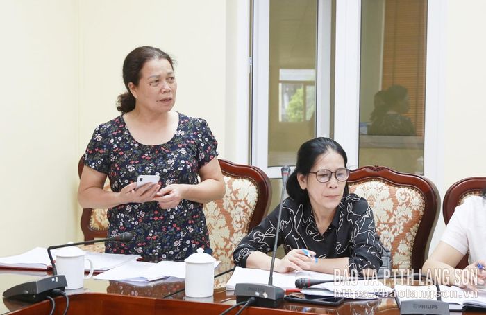 Chủ tịch Hội Khuyến học phường Đông Kinh phát biểu thảo luận tại hội nghị giao ban
