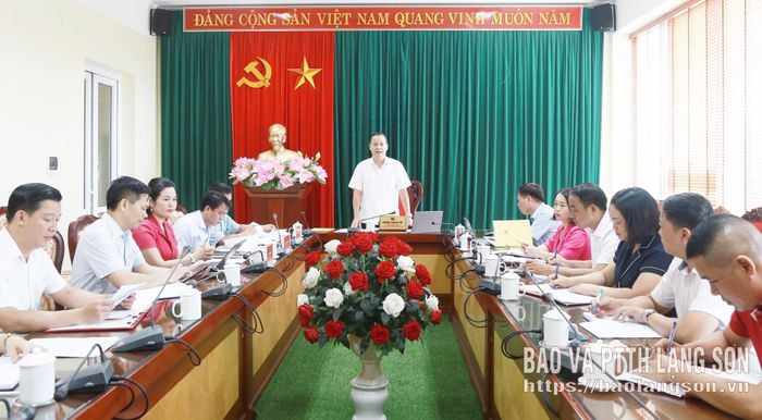 Đồng chí Phùng Quang Hội, Ủy viên Ban Thường vụ Tỉnh ủy, Bí thư Đảng ủy phường Đông Kinh phát biểu kết luận tại hội nghị giao ban