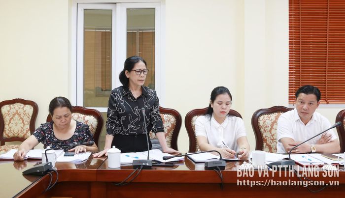 Chủ tịch Hội Người cao tuổi phường Đông Kinh phát biểu thảo luận tại hội nghị giao ban