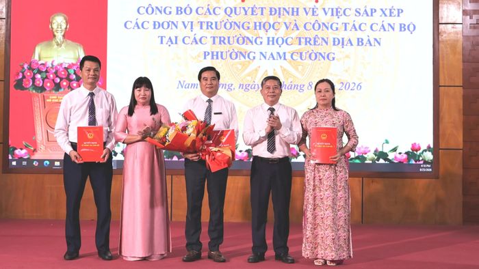 Trao các quyết định về công tác cán bộ.