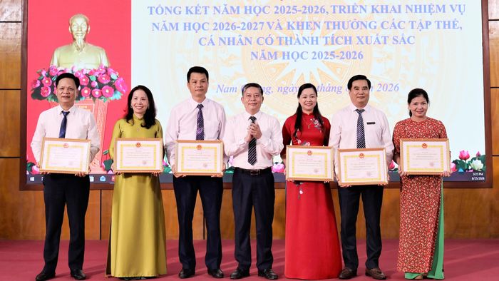 Khen thưởng các tập thể có thành tích xuất sắc.