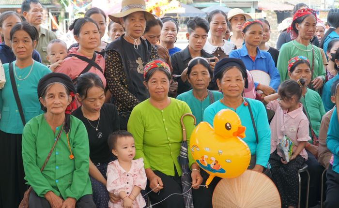 Các đại biểu và người dân tham gia lễ hội.