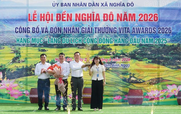 Thừa ủy quyền, lãnh đạo Sở Văn hóa, Thể thao và Du lịch tỉnh trao Giải thưởng Du lịch Việt Nam ở hạng mục “Làng du lịch hàng đầu năm 2025” cho xã Nghĩa Đô.