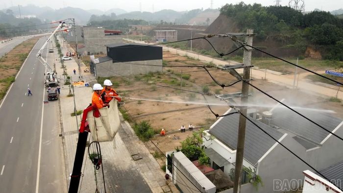 Công ty Điện lực Lào Cai tăng cường xử lý các vấn đề trên lưới, hạn chế thấp nhất sự cố gây gián đoạn cung cấp điện.