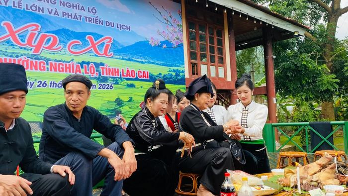 Sau lễ cúng tổ tiên, các thành viên trong gia đình trò chuyện và chúc nhau mọi điều tốt đẹp.