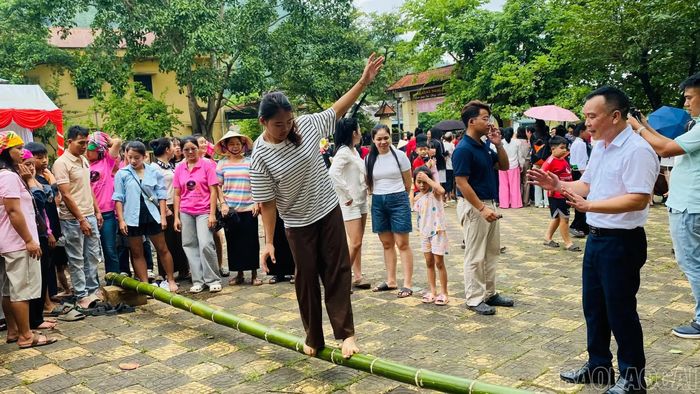 Trò chơi đi cầu thăng bằng.