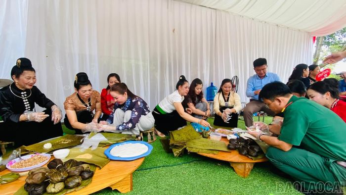 Trải nghiệm gói bánh Xíp Xí cùng đồng bào Thái.