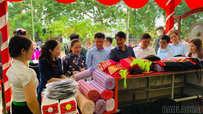 Các đại biểu và du khách tham quan các gian trưng bày sản phẩm truyền thống của người Thái.