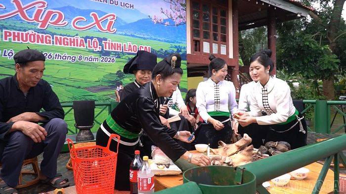 Tái hiện Tết Xíp xí trong gia đình đồng bào Thái.