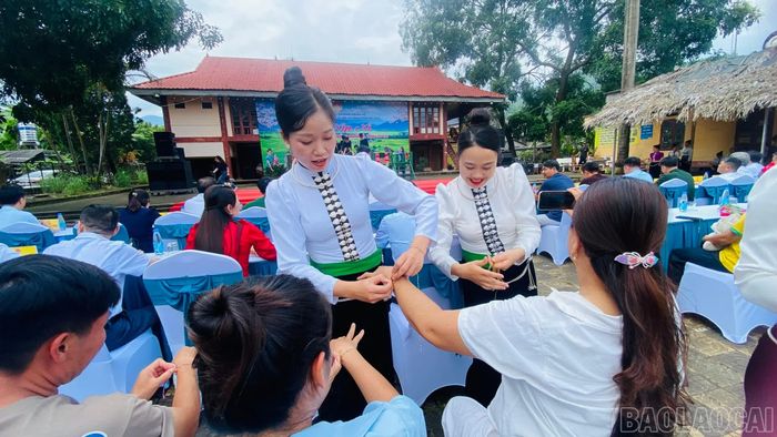 Người dân, du khách thực hiện nghi thức buộc chỉ cổ tay.
