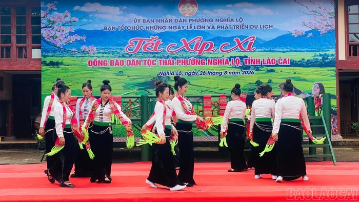 Chương trình mở đầu với các tiết mục dân ca, dân vũ.