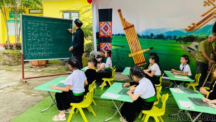 Lớp học chữ Thái cổ.