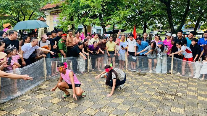 Trò chơi bịt mắt bắt vịt thu hút đông đảo du khách và người dân.