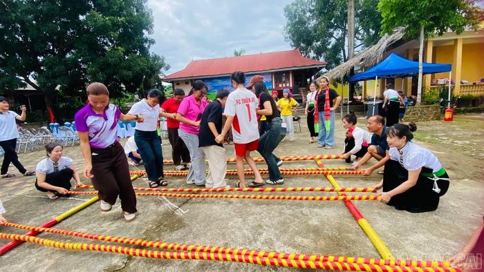 Các cầu thủ bóng đá nữ hòa cùng không gian văn hóa Thái.