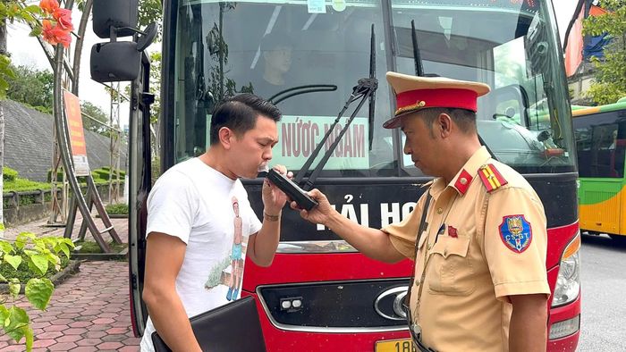 Kiểm tra nồng độ cồn đối với người điều khiển phương tiện.