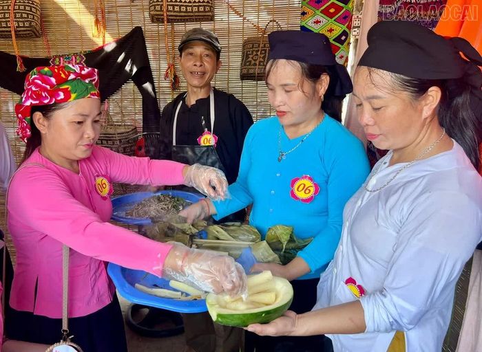 Các đội thi chuẩn bị nguyên liệu từ trước, sau đó tiến hành chế biến và nấu các món ăn ngay tại khuôn viên lễ hội.