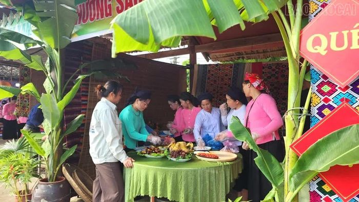 Hội thi có sự tham gia của 10 đội đến từ các thôn, bản, cơ quan, đơn vị trên địa bàn xã Nghĩa Đô. Mỗi đội chuẩn bị một gian trưng bày, giới thiệu các sản phẩm thủ công truyền thống và bày mâm cỗ theo yêu cầu của hội thi.