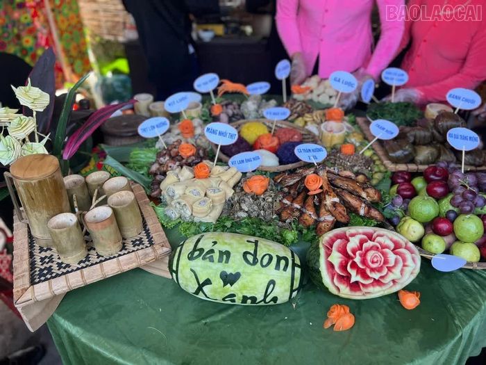 Với sự chuẩn bị chu đáo cùng bàn tay khéo léo của các “nghệ nhân” ẩm thực dân gian, các đội thi đã mang đến những mâm cỗ truyền thống đậm đà bản sắc với các món ăn dân dã, đặc sản nổi tiếng của đồng bào các dân tộc xã Nghĩa Đô như: Cá nướng 2 lửa, cá suối lam ống nứa, vịt lam ống nứa, vịt xào măng chua, ếch sấy khô, xôi ngũ sắc, bánh chuối, nộm trám, sắn hấp…