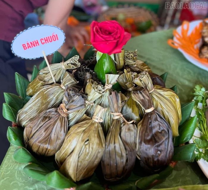 Xôi ngũ sắc, bánh chuối là món ăn truyền thống không thể thiếu trong mâm cỗ Rằm tháng Bảy của mỗi gia đình đồng bào Tày ở Nghĩa Đô.