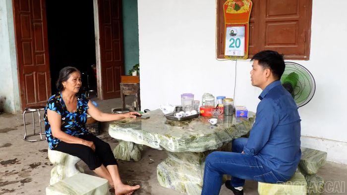 Bà Lê Thị Tâm cho biết bà cảm thấy khó thở khi ngửi mùi khói từ cơ sở sản xuất than sinh học.