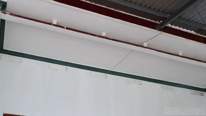  Các gia đình bịt kín ô thoáng gió để ngăn khói tràn vào nhà. 