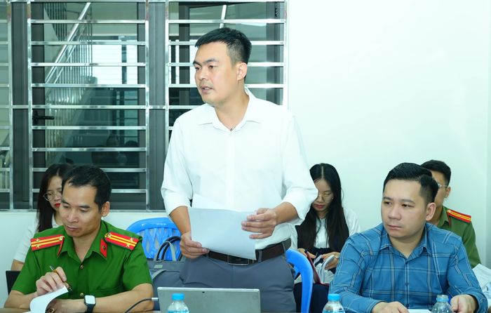 Đại diện Ban Quản lý dự án phường thông tin về công tác bồi thường, giải phóng mặt bằng dự án.